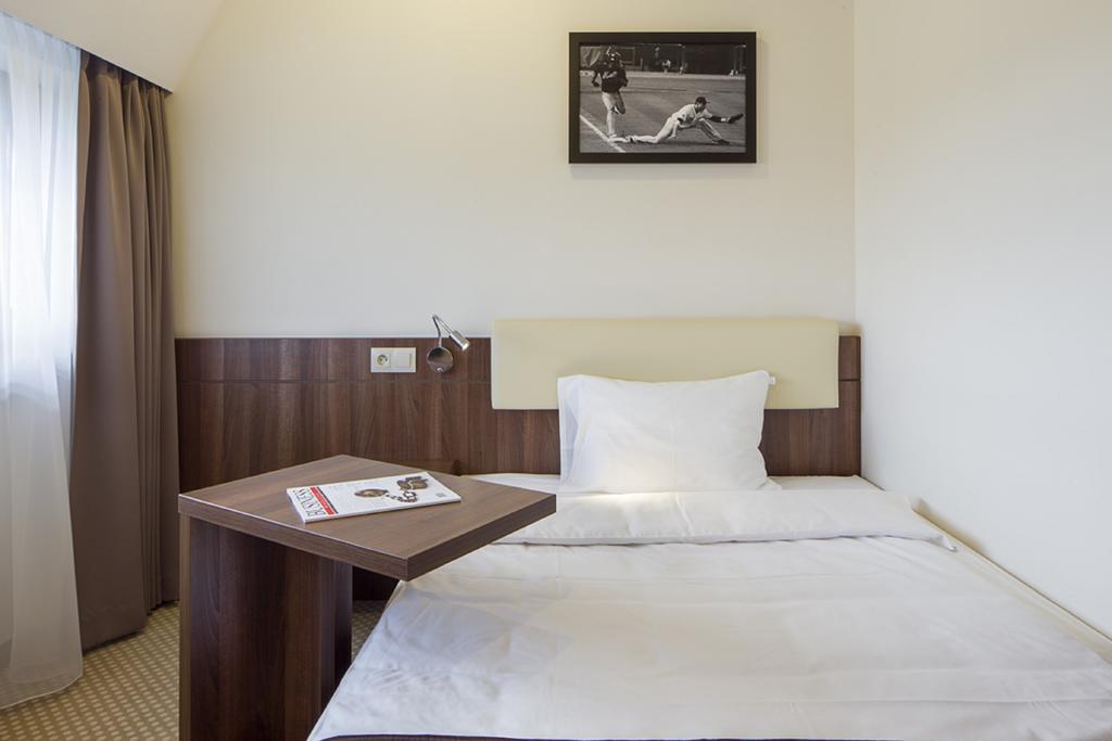 Hotel Antonio Conference Бжег Стая снимка